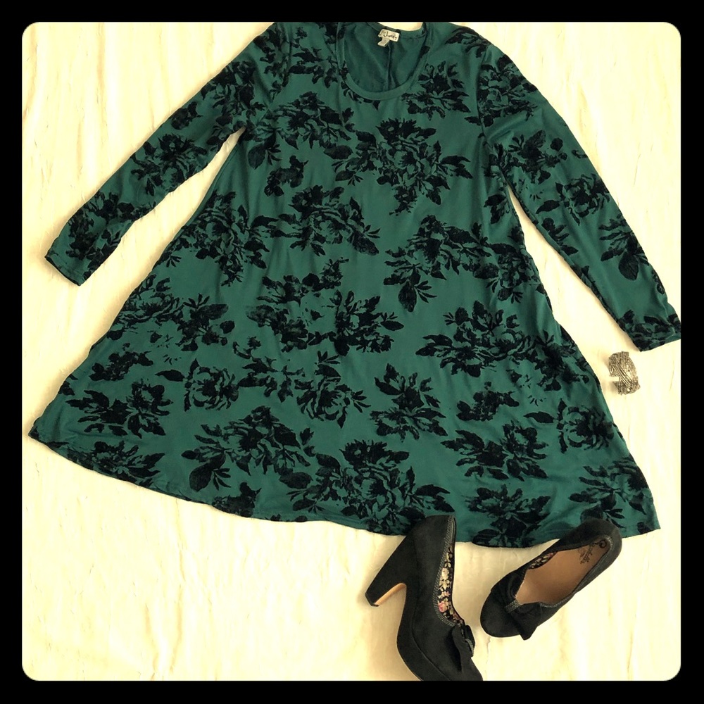 Stunning Green Stretch Short Dress w/ Velvet